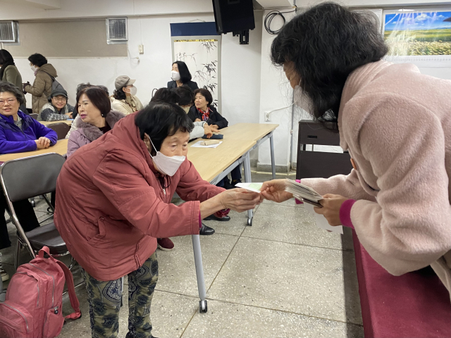 2024학년도 수학능력시험을 하루 앞둔 15일 오후 서울 마포구 일성여중고에서 교내 수능 최고령 응시자인 김정자(81) 씨가 수험표를 배부받고 있다. 김남명 기자