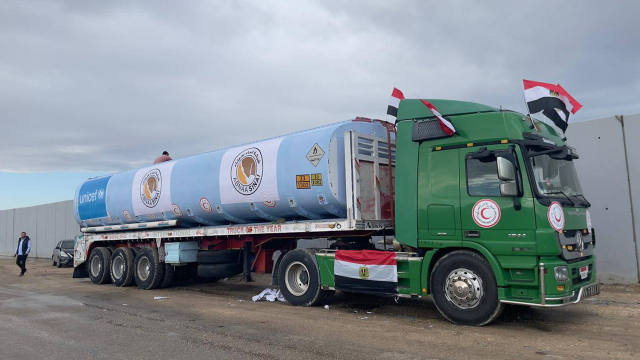 15일 이집트와 팔레스타인 가자지구를 잇는 라파 국경 검문소에서 연료를 실은 트럭이 대기하고 있다. EPA연합뉴스
