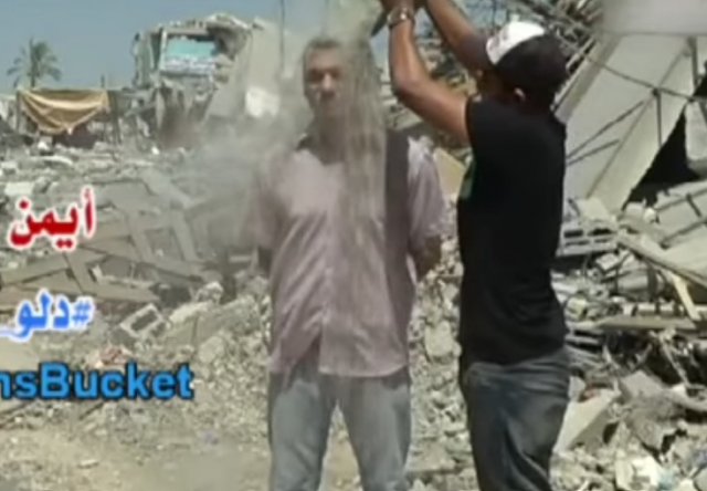 팔레스타인 언론인인 아이만 알알룰씨(왼쪽)가 ‘아이스 버킷 챌린지’를 응용해 건물 잔해를 뒤집어쓰며 가자지구의 참상을 알리고 있다. /러블 버킷 챌린지 동영상 캡처