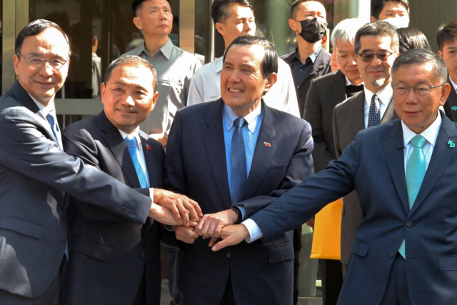 주리룬(왼쪽부터) 대만 국민당 주석, 허우유이 국민당 총통 후보, 마잉주 전 총통, 커원저 민중당 총통 후보가 15일 타이베이에서 총통 후보 단일화에 합의한 후 손을 맞잡고 있다. AFP연합뉴스