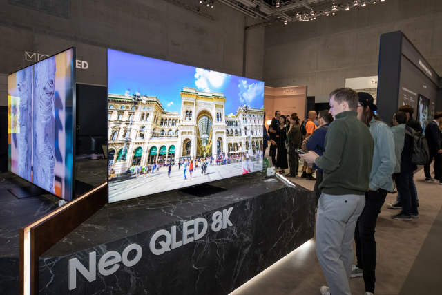독일 베를린에서 열린 ‘IFA 2023’의 삼성전자 부스에서 관람객들이 네오QLED 8K TV를 살펴보고 있다. 사진 제공=삼성전자