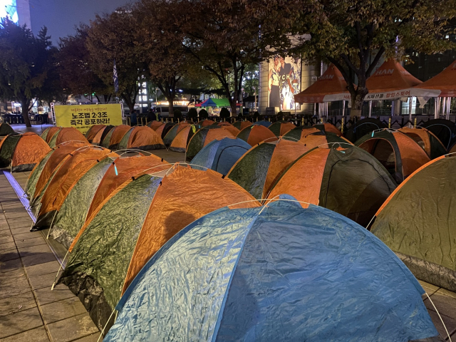 막가는 민주노총…도심 '텐트농성' 재등장 수능 볼모 버스파업도