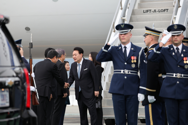 아시아태평양경제협력체(APEC) 정상회의에 참석하는 윤석열 대통령과 부인 김건희 여사가 15일(현지시간) 미국 샌프란시스코 공항에 공군1호기 편으로 도착해 영접객들과 인사하고 있다. 샌프란시스=연합뉴스