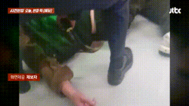 출근 시간 지하철 바닥에 누워 잠든 ‘민폐 승객’의 모습. 영상=JTBC ‘사건반장’