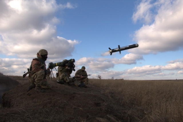 우크라이나군이 대전차 미사일 재블린을 발사하는 모습. AFP·연합뉴스