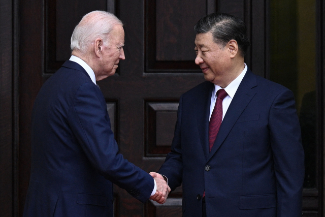 조 바이든(왼쪽) 미국 대통령과 시진핑 중국 국가주석이 15일(현지 시간) 미국 샌프란시스코 인근 우드사이드에서 정상회담에 앞서 악수하고 있다. AFP연합뉴스