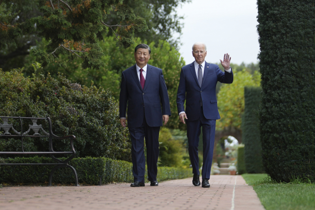 조 바이든 미국 대통령과 시진핑 중국 국가주석이 15일(현지 시간) 캘리포니아 우드사이드에 위치한 파일롤리 에스테이트의 정원을 산책하고 있다. AP연합