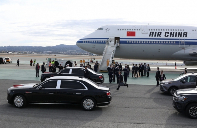 시진핑 중국 국가 주석이 15일(현지시간) 미국 샌프란시스코에서 진행된 조 바이든 미국 대통령과의 정상회담장에 타고 나타난 고급 승용차 훙치(紅旗) N701. AFP연합뉴스