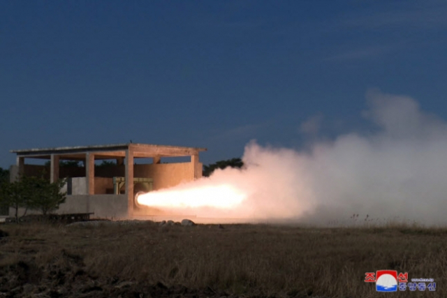 북한이 신형 중거리탄도미사일용 고체연료 엔진 시험을 진행했다고 조선중앙통신이 15일 보도했다. 조선중앙통신·연합뉴스