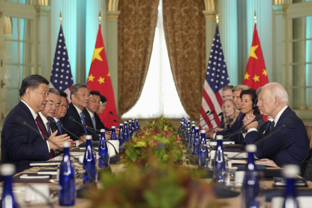 조 바이든(오른쪽) 미국 대통령이 15일(현지 시간) 캘리포니아주 샌프란시스코 인근 우드사이드에서 아시아태평양경제협력체(APEC) 회의를 계기로 열린 미중 정상회담에 참석해 시진핑(왼쪽) 중국 국가주석의 발언을 듣고 있다. /AP연합뉴스