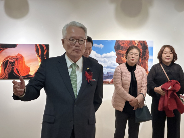 정의화 전 국회의장이 사진전을 찾은 관람객들에게 작품에 대해 설명하고 있다.