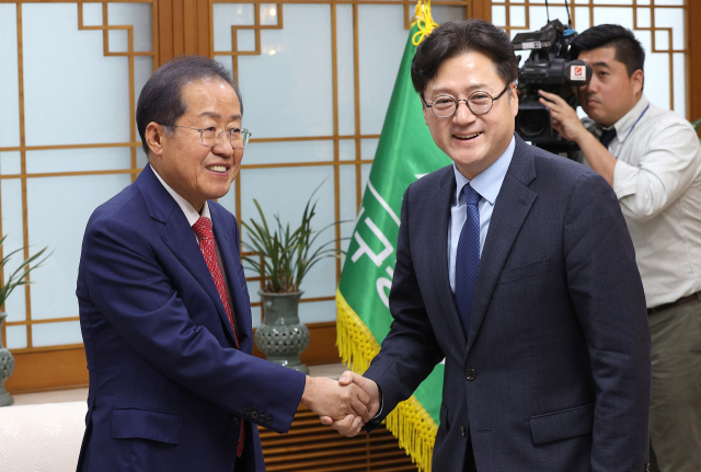 홍준표 대구시장과 홍익표 더불어민주당 원내대표가 16일 대구 북구 대구시청 신격청사에서 악수하고 있다. 연합뉴스