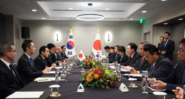 아시아태평양경제협력체(APEC) 정상회의 참석차 미국을 방문한 윤석열 대통령이 16일(현지시간) 샌프란시스코 한 호텔에서 기시다 후미오 일본 총리와 한일 정상회담을 하고 있다. 샌프란시스코=연합뉴스