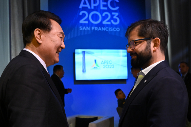 APEC 계기 한·칠레 정상회담 (샌프란시스코=연합뉴스) 임헌정 기자 = 아시아태평양경제협력체(APEC) 정상회의 참석차 미국을 방문 중인 윤석열 대통령이 16일(현지시간) 미국 샌프란시스코 모스코니센터에서 열린 한·칠레 정상회담에서 가브리엘 보리치 칠레 대통령과 대화하고 있다. 샌프란시스코=연합뉴스