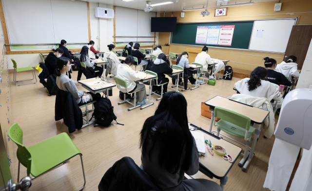 수능일인 16일 오전 광주 북구 경신여고 고사장에서 수험생들이 시험 시작 시간을 기다리고 있다. 연합뉴스