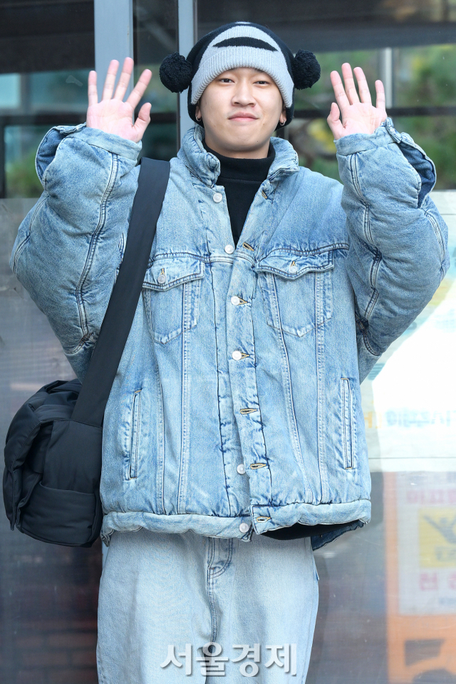 가수 크러쉬가 17일 오전 서울 영등포구 KBS 신관 앞에서 진행된 KBS2 TV ‘뮤직뱅크’ 리허설에 앞서 포토타임을 갖고 있다. 김규빈 기자