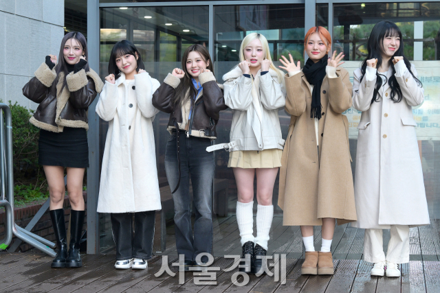 그룹 라잇썸(LIGHTSUM)이 17일 오전 서울 영등포구 KBS 신관 앞에서 진행된 KBS2 TV ‘뮤직뱅크’ 리허설에 앞서 포토타임을 갖고 있다. 김규빈 기자