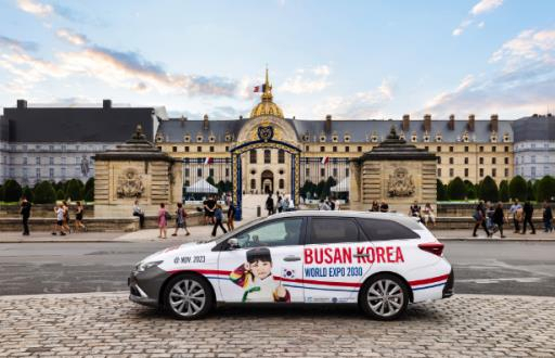 색동한복을 입은 어린이가 태극기를 들고 있는 모습이 랩핑된 프랑스 파리 택시. 사진제공=부산시
