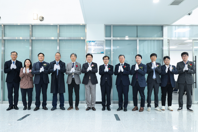 한국에너지기술연구원 이창근(왼쪽에서 일곱번째) 원장이 국가과학기술연구회 김복철(″여덟번째) 이사장 등과 SCI(섹터커플링) 융합연구단 현판식을 갖고 있다. 사진제공=한국에너지기술연구원