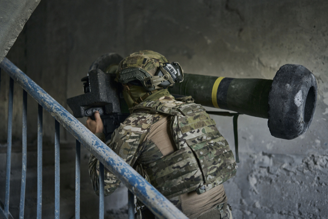 우크라이나 병사가 도네스크 지역에서 대전차 미사일로 목표물을 조준하고 있다. 사진=AP·연합뉴스