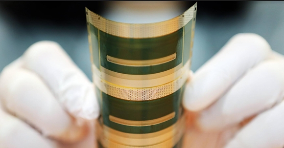 LG이노텍의 필름형 반도체 기판 ‘2메탈COF’. 사진제공=LG이노텍