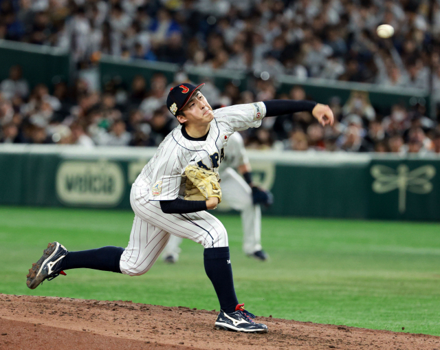 일본 대표팀의 왼손 선발 스미다 지히로가 한국 타선을 상대로 힘차게 공을 던지고 있다. 연합뉴스
