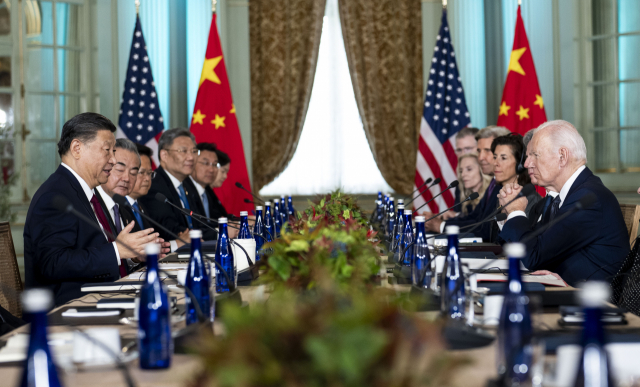 조 바이든(오른쪽) 미국 대통령과 시진핑 중국 국가 주석이 15일(현지 시간) 미국 캘리포니아 우드사이드에서 정상회담에 임하고 있다. AP연합뉴스