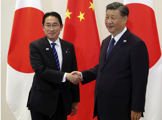 기시다 후미오(왼쪽) 일본 총리와 시진핑 중국 국가주석이 16일(현지시간) 미국 캘리포니아주 샌프란시스코에서 진행된 정상회담에 앞서 악수하고 있다./교도 연합뉴스