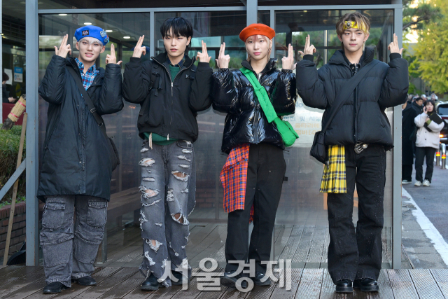 그룹 슈퍼카인드(SUPERKIND)가 17일 오전 서울 영등포구 KBS 신관 앞에서 진행된 KBS2 TV ‘뮤직뱅크’ 리허설에 앞서 포토타임을 갖고 있다. 김규빈 기자