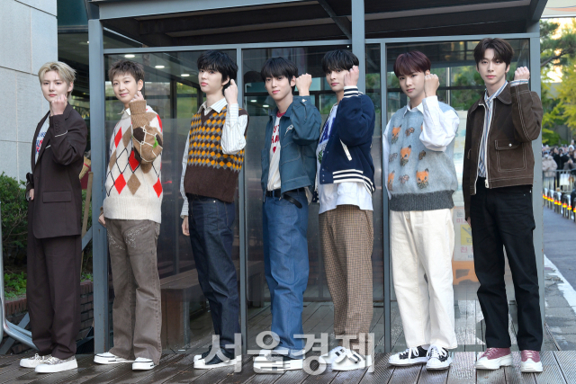 그룹 앰퍼샌드원 (AMPERS&ONE)이 17일 오전 서울 영등포구 KBS 신관 앞에서 진행된 KBS2 TV ‘뮤직뱅크’ 리허설에 앞서 포토타임을 갖고 있다. 김규빈 기자