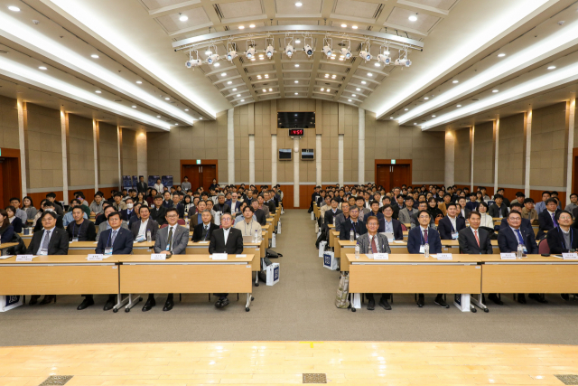 17일 서울 한양대 한양종합기술원에서 열린 CH³IPS 혁신연구센터 개소식에서 참가자들이 기념촬영을 하고 있다. 사진제공=한양대