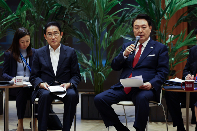 아시아태평양경제협력체(APEC) 정상회의 참석차 미국을 방문 중인 윤석열 대통령이 17일(현지시간) 미국 캘리포니아주 스탠퍼드대 후버연구소에서 열린 한일 스타트업 간담회에서 발언하고 있다. 왼쪽은 기시다 후미오 일본 총리. 샌프란시스코=연합뉴스