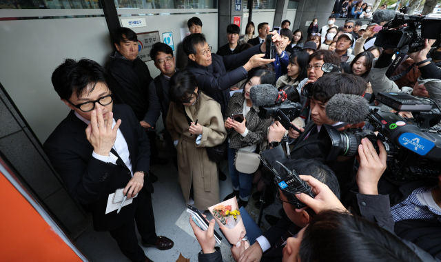 한동훈 법무부 장관이 17일 대구 수성구 스마일센터 방문 중 시민들을 만나고 있다. 연합뉴스