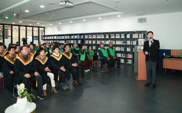 이상일 용인시장이 지난 17일 처인구 마평동 새마을회관에서 열린 ‘새마을 열린대학 수료식’에서 '스토리가 있는 그림과 건축의 세계'를 주제로 특강을 진행하고 있다. 사진 제공 = 용인시