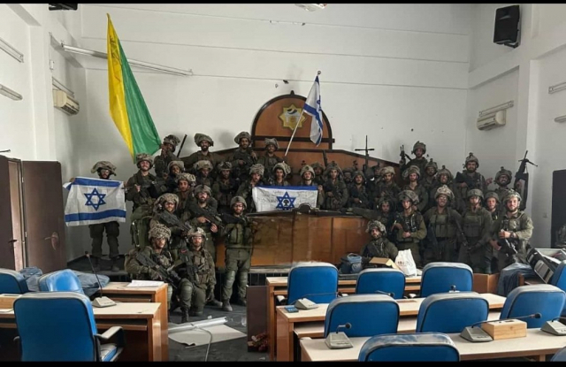 이스라엘 군인들이 하마스 의사당에서 이스라엘 국기를 들고 기념 촬영을 하고 있다. 텔아비브대 팔레스타인 연구 포럼의 마이클 밀슈타인 박사. X(옛 트위터) 캡처.