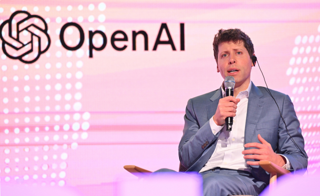샘 올트먼 오픈AI 최고경영자(CEO)가 올 6월 서울 여의도 63스퀘어에서 중소벤처기업부 주관으로 열린 'K스타트업 미트 오픈AI(K-Startups meet OpenAI)'에서 대담을 하고 있다. 연합뉴스