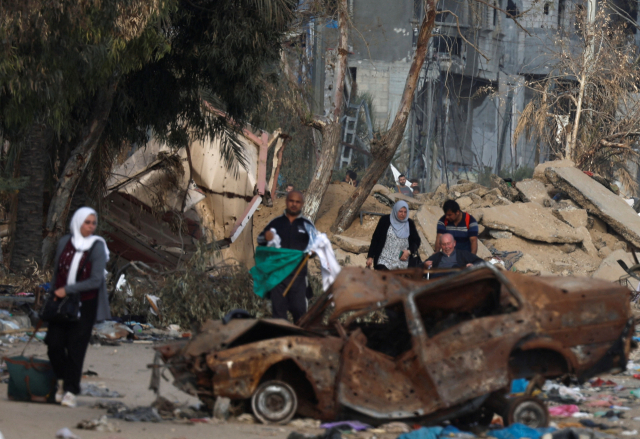 이스라엘과 팔레스타인 이슬람 단체 하마스 간의 갈등이 계속되는 가운데 18일(현지 시간) 팔레스타인인들이 가자지구 북부를 탈출해 남쪽으로 이동하고 있다. /로이터 연합뉴스