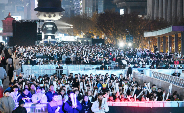 '2023 리그 오브 레전드(LoL) 월드 챔피언십(롤드컵)' 결승전이 열린 19일 e스포츠 팬들이 서울 광화문광장에 모여 대형스크린을 통해 생중계를 지켜보며 열띤 거리응원을 펼치고 있다. 오승현 기자