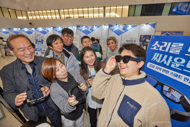 상대방 말 걸자 안경에 자막이…외국인도 '원더풀'