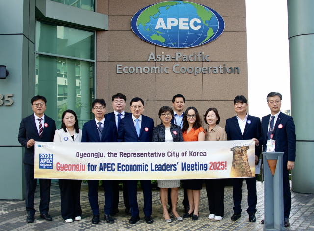 주낙영(왼쪽 네번째) 경북 경주시장 등이 ‘2025 APEC 정상회의’ 유치를 위해 지난달 싱가포르 APEC 사무국을 찾아 경주 유치의 당위성을 알렸다. 제공=경주시
