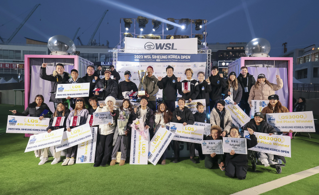 19일 ‘2023 WSL 시흥 코리아오픈 국제서핑대회’ 폐막식 이후 선수들과 함께한 임병택 시장이 기념사진을 촬영하고 있다. 사진 제공 = 시흥시