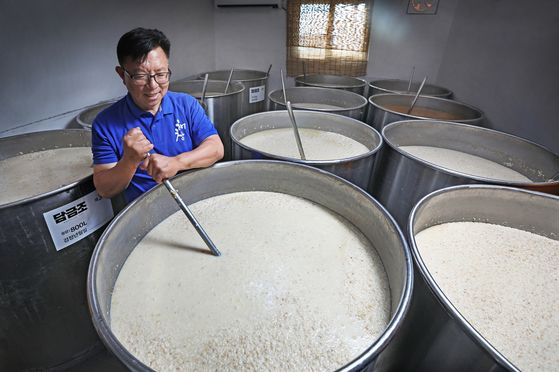 오병인 해창주조장 대표가 쌀로 막걸리를 빚고 있다. 사진제공=해창주조장