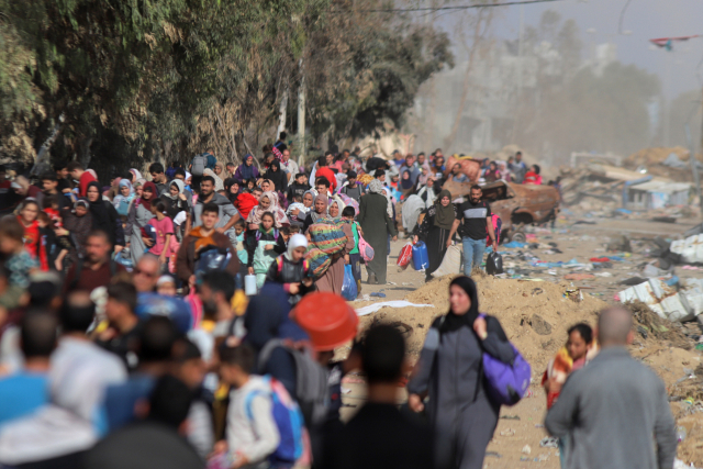 이스라엘과 팔레스타인 무장 정파 하마스 간 교전이 계속되는 가운데 18일(현지 시간) 가자시티 주민들이 가자지구 남부로 피란하고 있다. /신화 연합뉴스