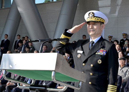 제36·37대 해군참모총장 이·취임식에서 양용모 신임 해군참모총장이 경례를 하고 있다. 사진 제공=해군