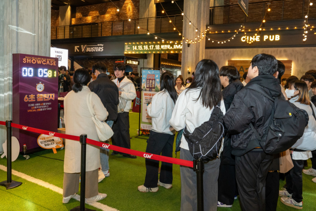 18일 서울 용산구 CGV용산아이파크몰에서 열린 CJ나눔재단 CJ도너스캠프 청소년 문화동아리 쇼케이스에서관람객들이 이벤트에 참가하고 있다. 사진 제공=CJ나눔재단