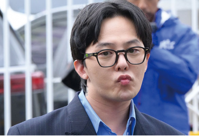 가수 지드래곤이 지난 6일 오후 인천 남동구 논현경찰서에 들어서고 있다. 김규빈 기자