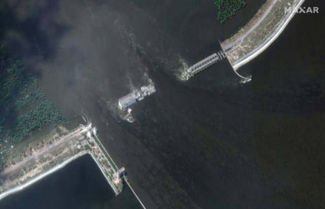 6월 7일(현지 시간) 우크라이나 남부 헤르손주의 노바 카호우카댐의 모습. 사고 이틀 째인 이날 댐 상부의 절반이 파괴돼 있다. 사진 제공=연합뉴스
