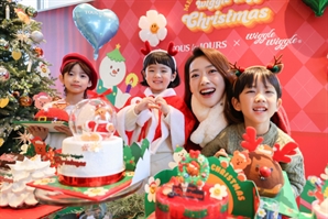 [포토뉴스] 위글베어 산타와 함께 그리스마스 파티를 뚜레쥬르  케이크