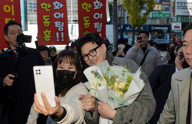 한동훈 법무부 장관이 21일 오전 대전 중구 한국어능력 평가센터 개소식에 참석하기 전 지지자와 기념사진을 찍고 있다. 연합뉴스