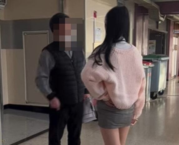 한 여학생이 남자 교사에게 항의하는 모습이 담긴 영상이 공개돼 논란이 되고 있다. 유튜브 영상 캡처